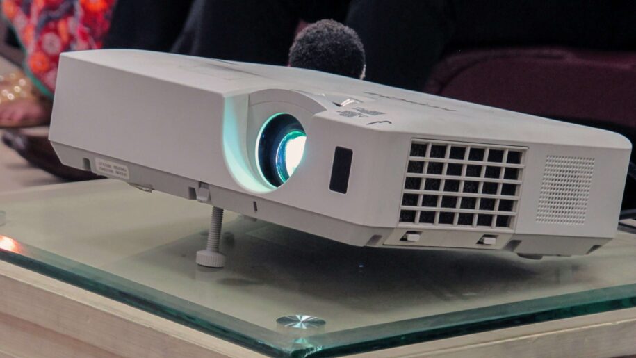 8 Best 1080p Projector Under 600 – Review & Guide